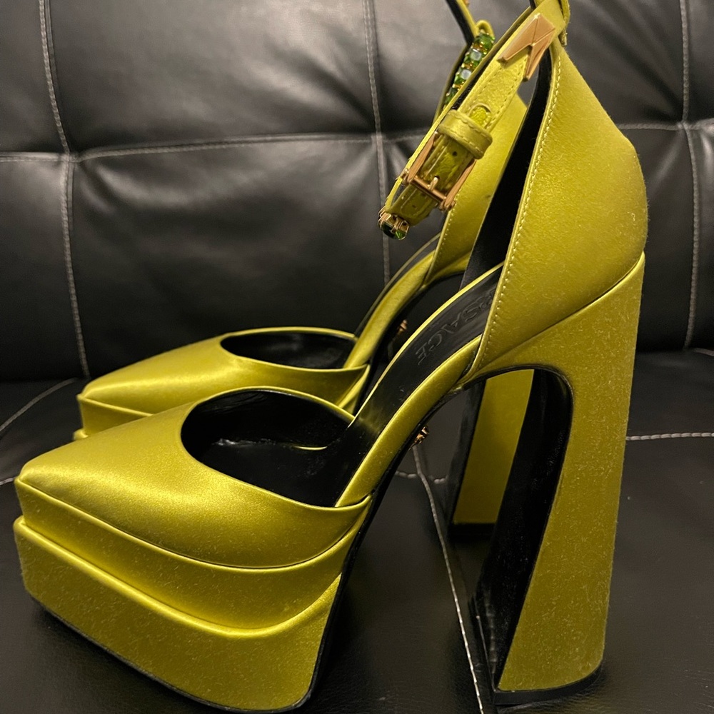 Versace Pointed Toes Aevitas